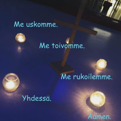 Viisi kynttilää ja teksti