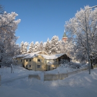 Kuva kirkkoherranvirastotalosta talvella