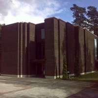 Kappeli (hautausmaa) Lopen kappeli kuvassa ulkoapäin. Ruskeatiilinen rakennus.