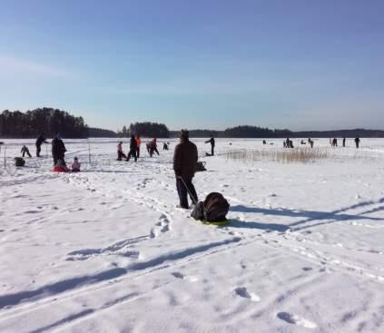 kuvassa pilkkijöitä Loppijärven jäällä kauniissa talvimaisemassa