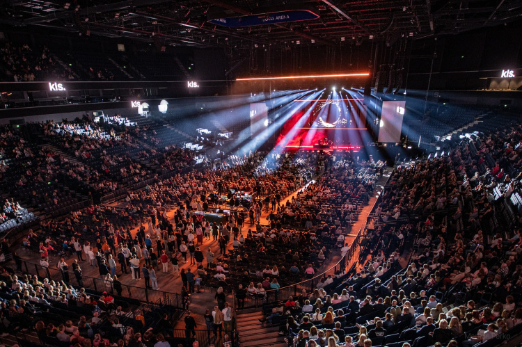 Glow Festarit 2025 Tampereella Nokia Arenalla. Kuvassa yleisöä ja esiintymislava.