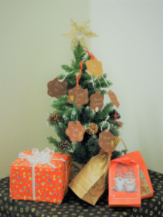 Kuvassa koristeltu joulukuusi ja lahjapaketteja