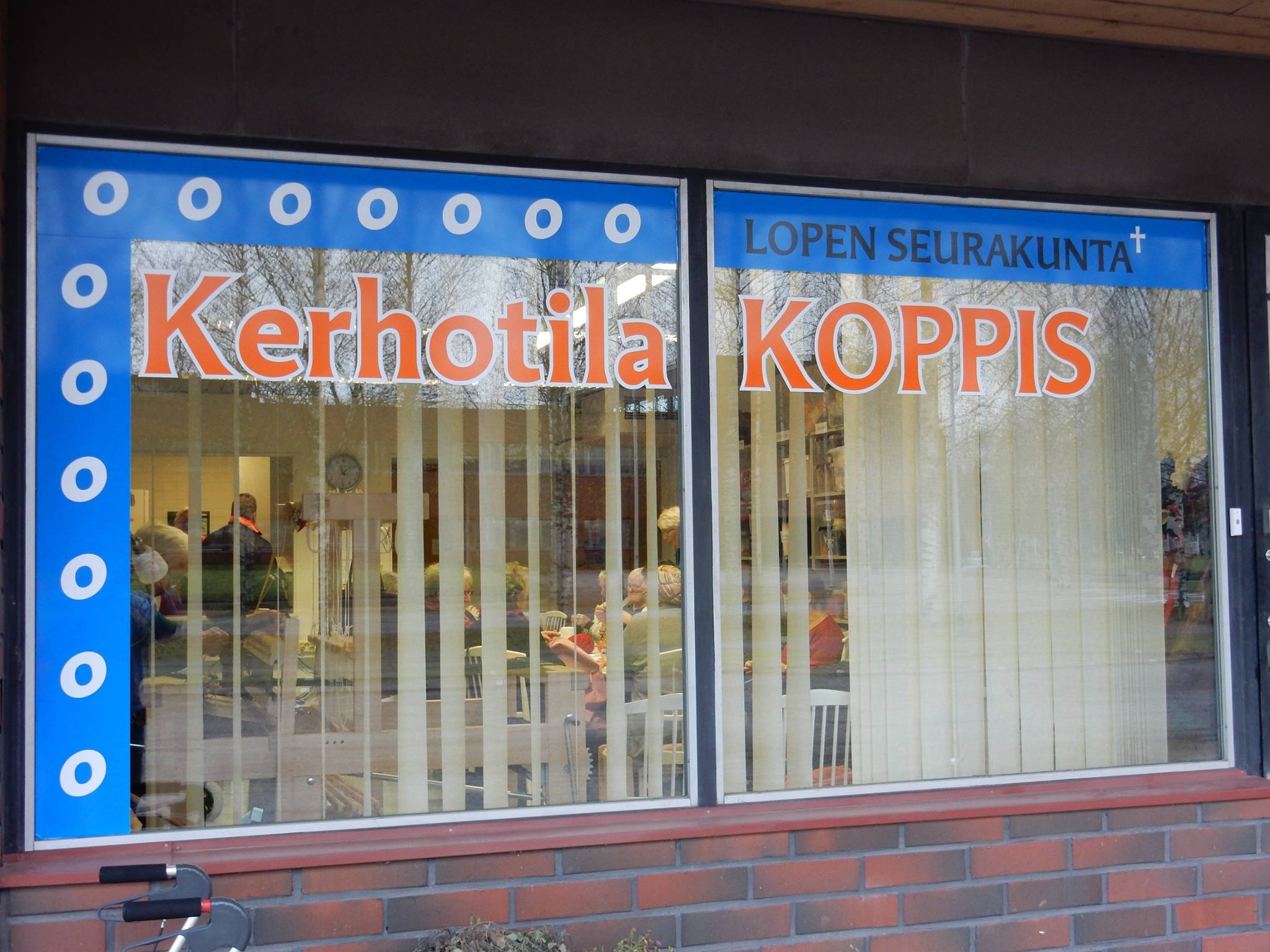 Kerhotila Koppis Kuva kerhotila Koppiksen näyteikkunasta